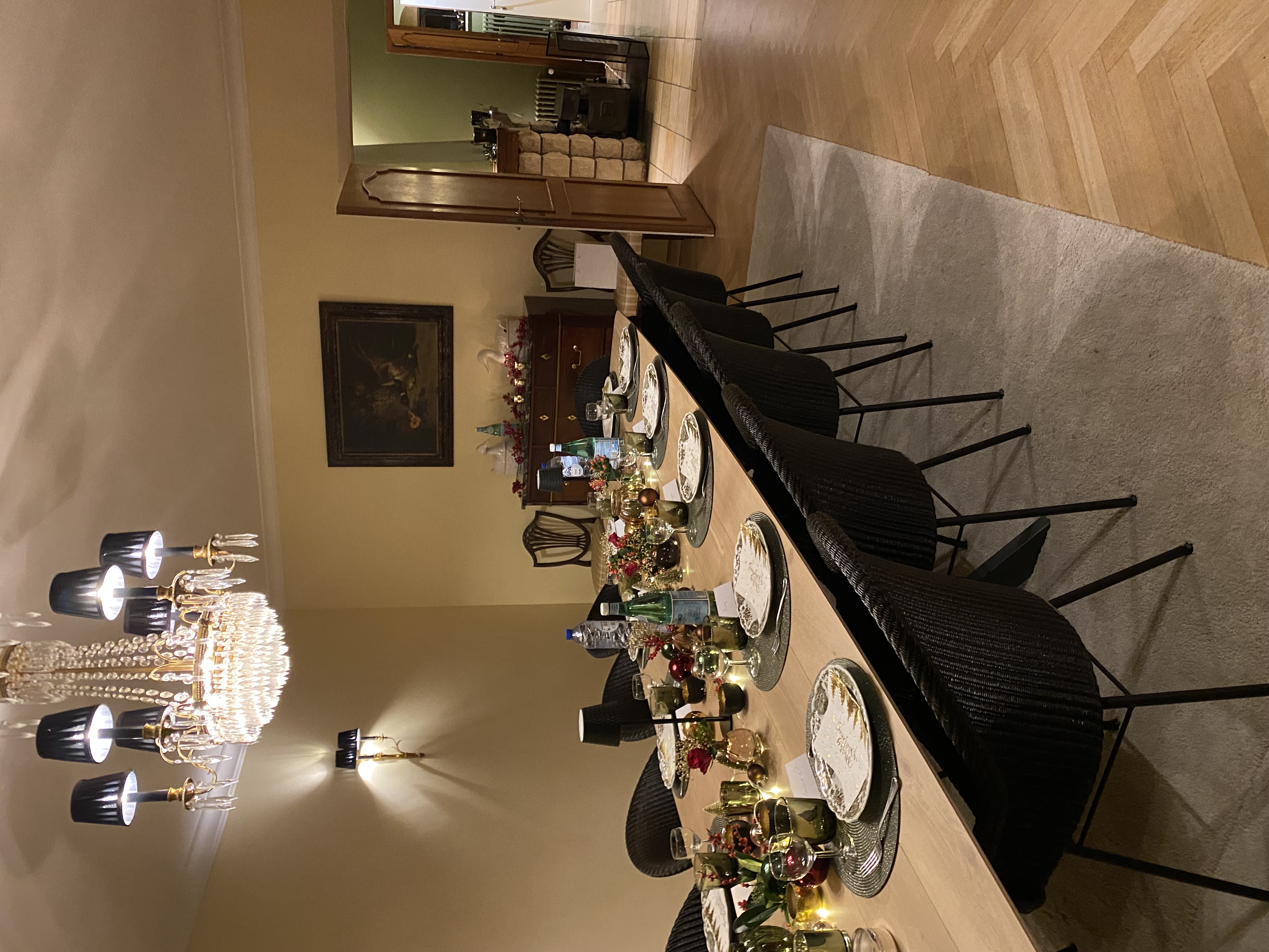 Grande salle à manger dressée pour les fêtes sous un lustre en cristal