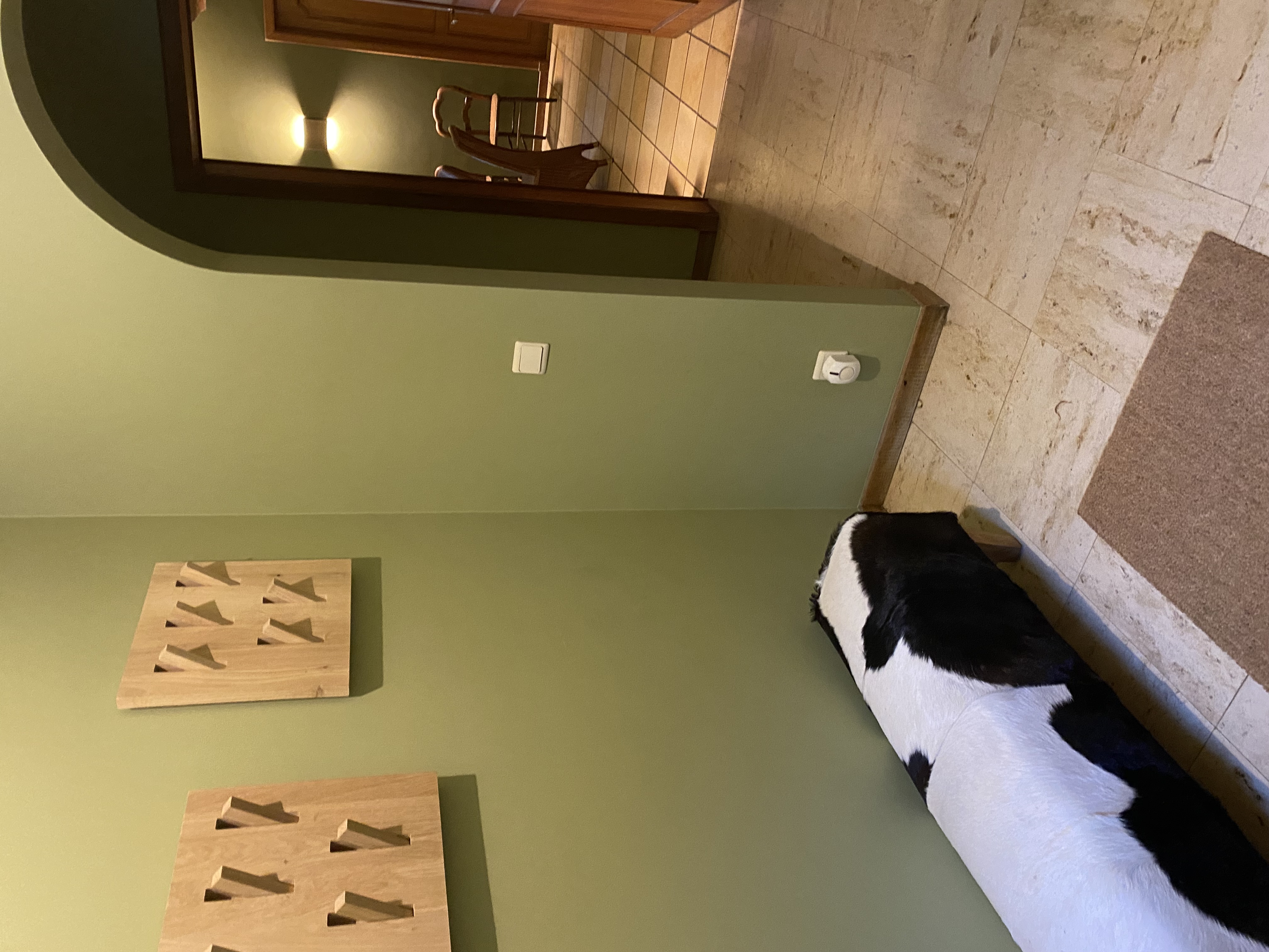Entrée avec banc en peau de vache et porte-manteaux en bois