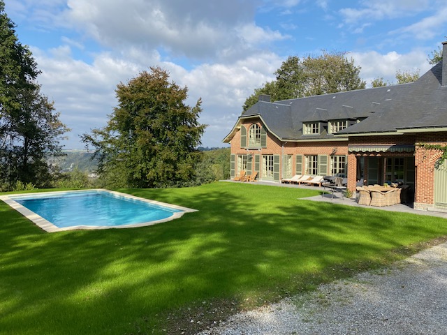 Vue d'ensemble de la maison en briques avec piscine, jardin et terrasse