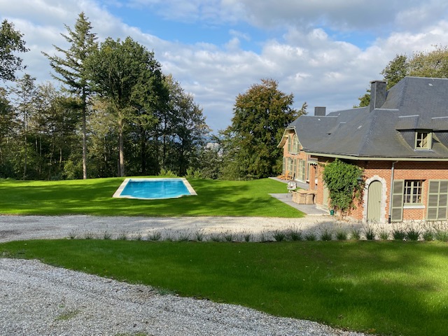 Vue extérieure de la propriété avec piscine et grand jardin