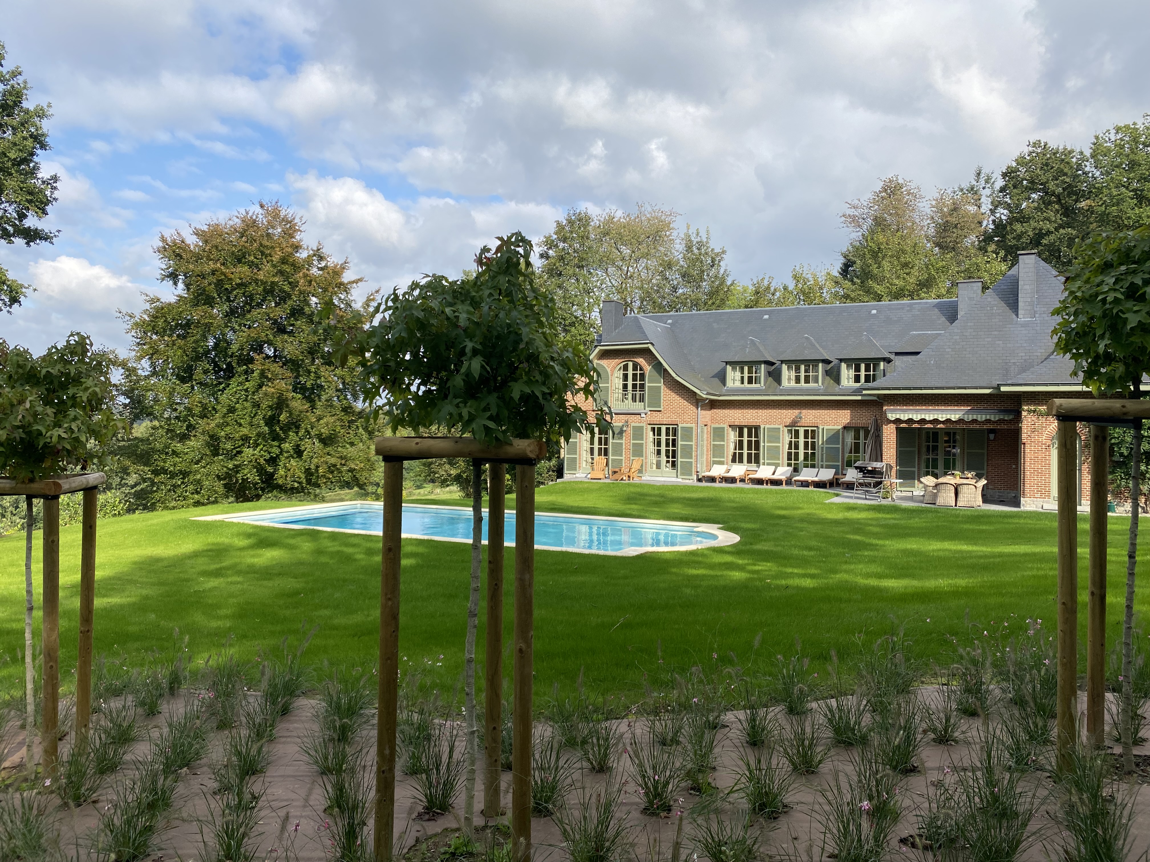 Vue d'ensemble de la villa avec piscine, terrasse et jardin verdoyant