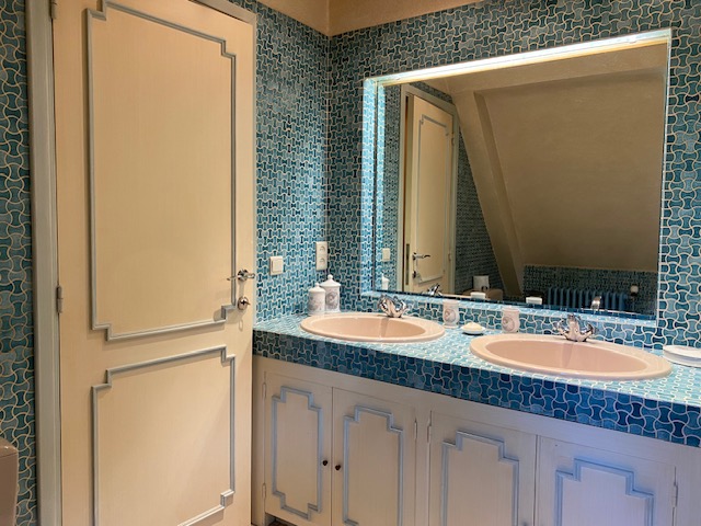 Salle de bain avec double vasque et carrelage mosaïque bleu et blanc