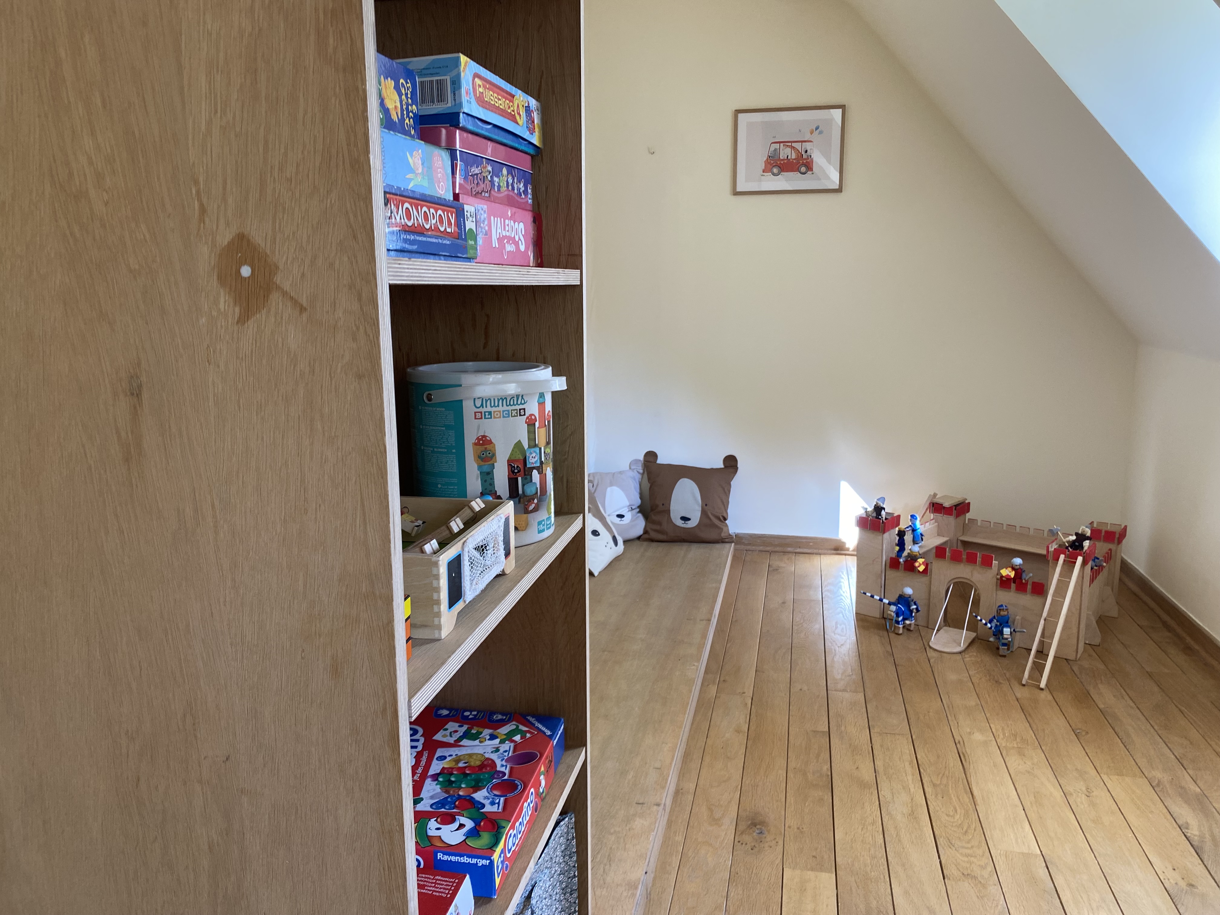 Espace de jeux pour enfants avec bibliothèque de jeux et château fort