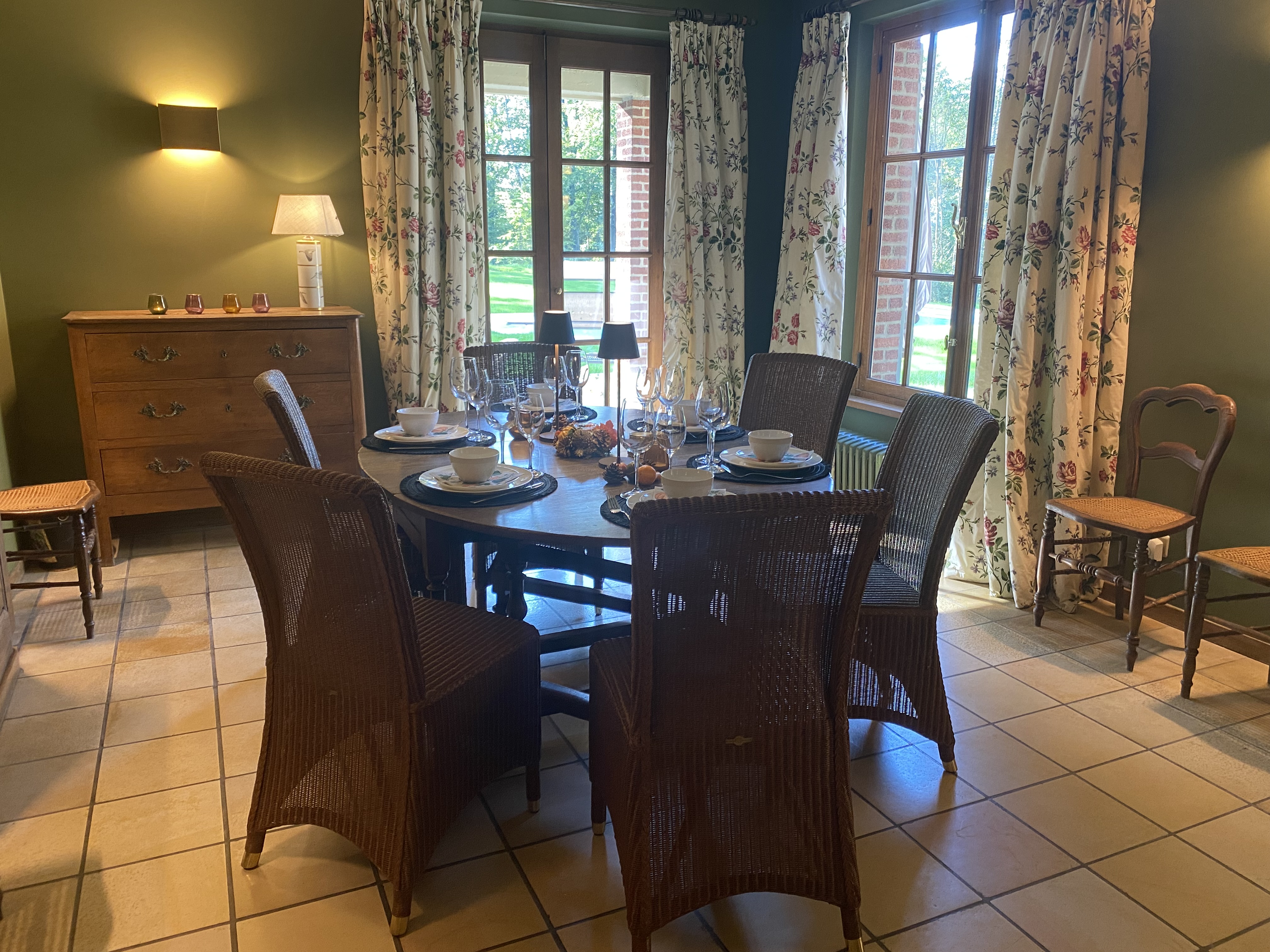 Salle à manger chaleureuse avec table ronde en bois et chaises en osier