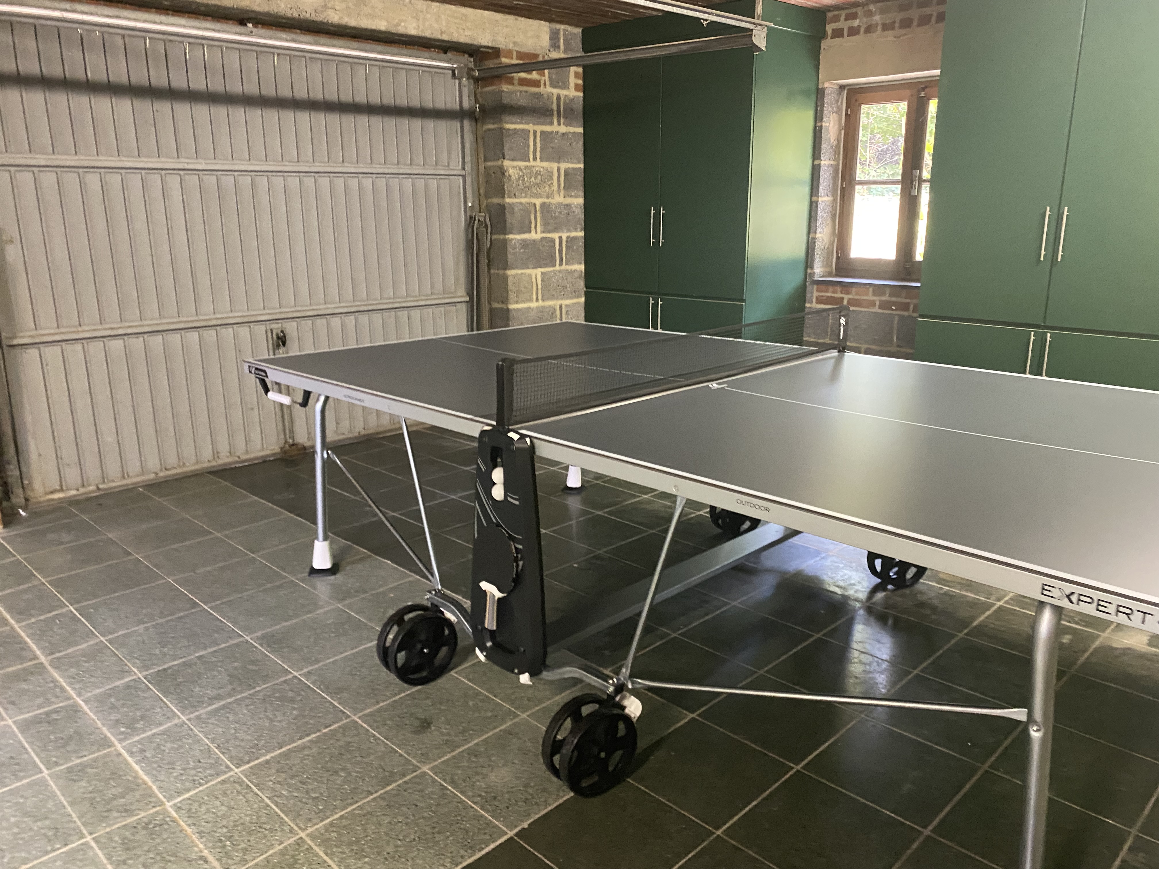 Espace de jeux avec table de ping-pong intérieure